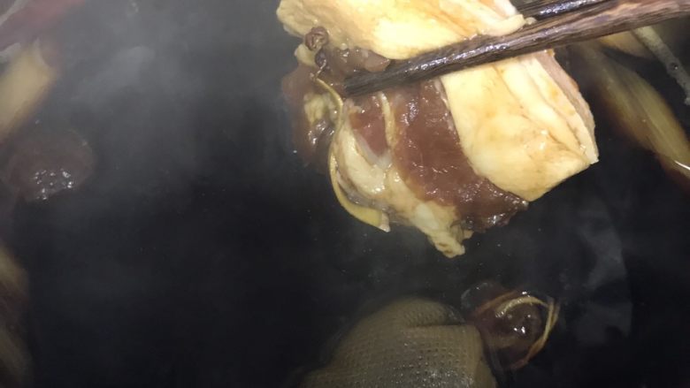 肉夹馍(居家版),把腌制好的肉入锅开始煮