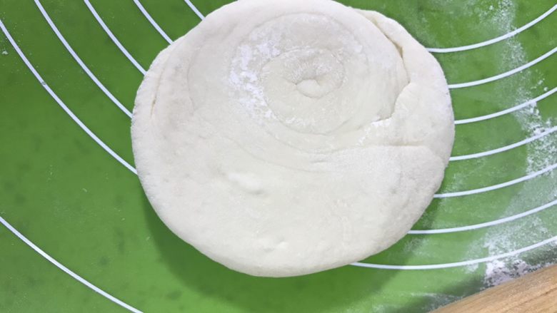肉夹馍(居家版),擀面杖擀成圆饼
