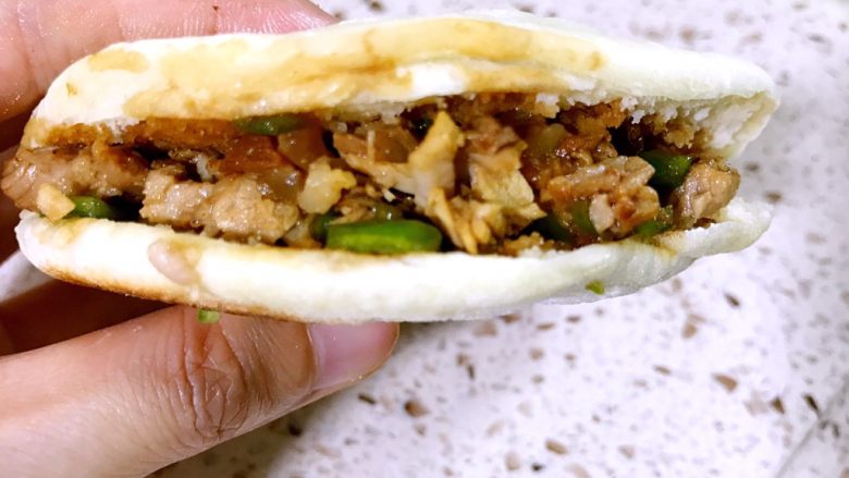 肉夹馍(居家版),装好肉馅剩下的卤汁浇上去点