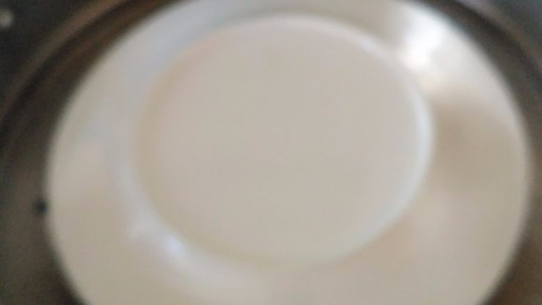 蛤蜊蒸蛋(内涵适合宝宝的吃法),锅里烧开水,放入,蒸10分钟,关火,焖几分钟,出锅即可