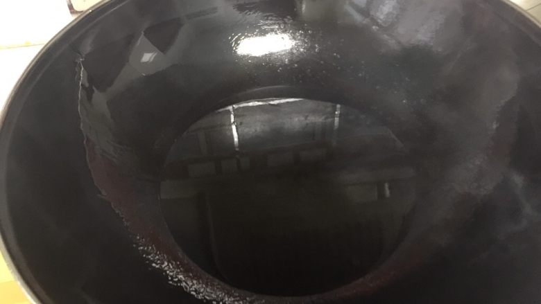 孜然脆骨,锅内放油,这一步主要为了把脆骨煎一道,所以油尽可能多些,油烧热