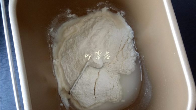 酸辣热干面,将面条专用粉同清水混合,再调入适量盐;
