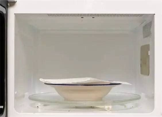 牛奶烤鸡蛋,用一张厨房纸巾把盘子覆盖住,放到微波炉高火加热50秒钟。