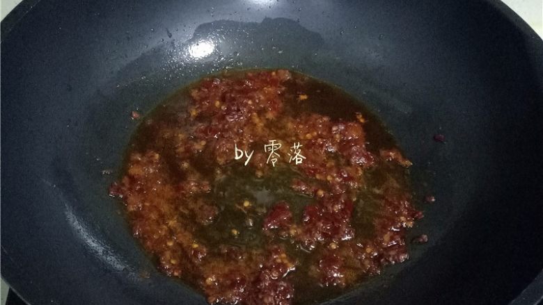 酸辣热干面,不粘锅里倒入适量植物油烧热，放入郫县红油豆瓣酱炒香；