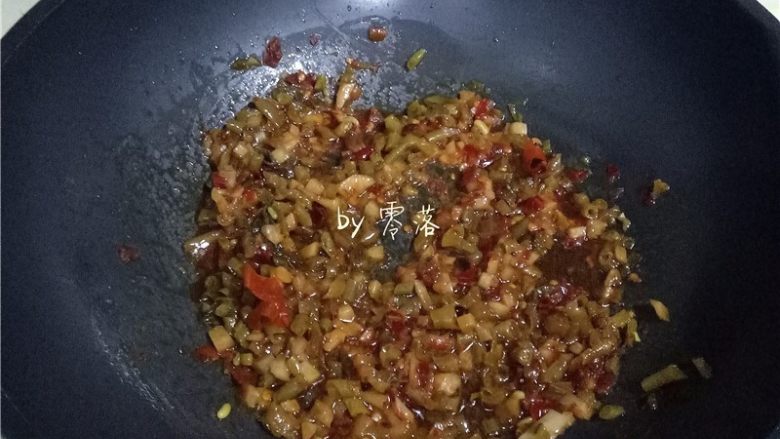 酸辣热干面,放入酸菜炒香后,放入干辣椒、花椒炒香;