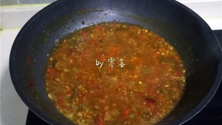 酸辣热干面,放入葱末、芹菜叶,调入适量水淀粉,迅速搅拌均匀;酸辣酱汁做好啦;