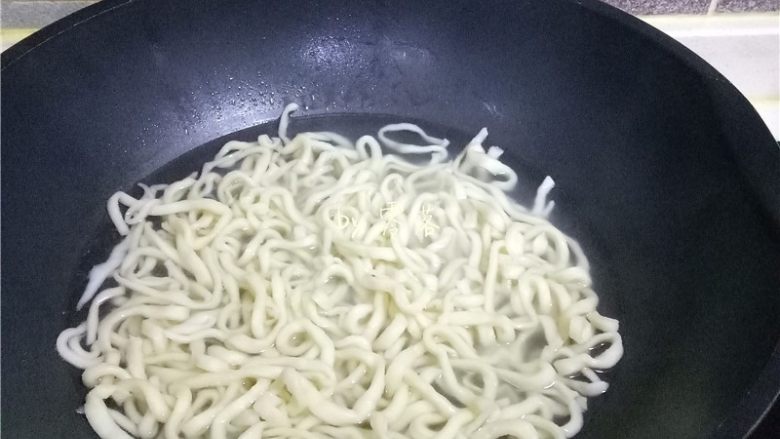 酸辣热干面,面条蒸熟后,取掉蒸片,让面条在开水里煮30秒;