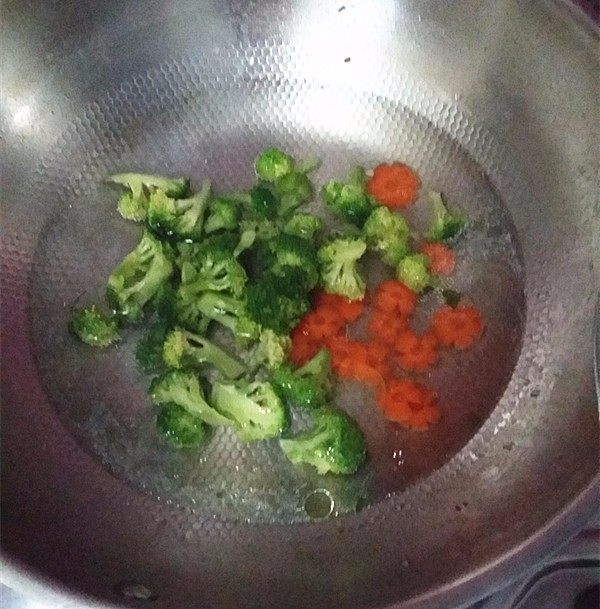 照烧鸡腿饭,水中滴少许食盐、食用油烧开,将西兰花等入锅焯烫后盛起过凉开水备用