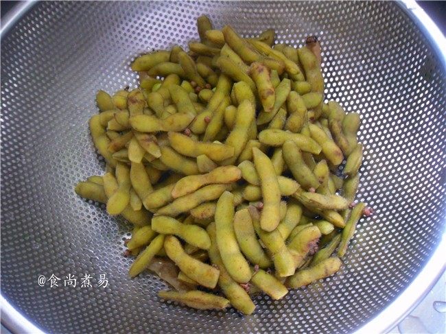 五香滋味黄豆夹,煮熟的毛豆捞起沥干水,即可食用