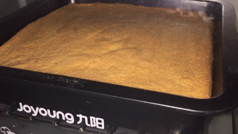 水果奶油蛋糕,烤箱预热170度5分钟 然后将蛋糕放入烤箱 160度 上下层45分钟 注意了!蛋糕模最好垫一张油纸 以免蛋糕难脱模影响美观我 就是忘记了TAT