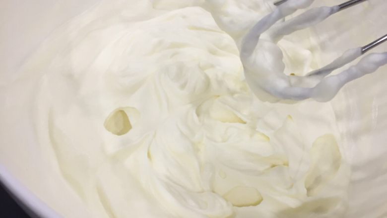 水果奶油蛋糕,打发蛋白 加入70g的糖 分三次加入
