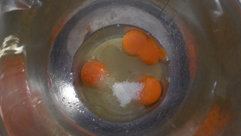 百香果小蛋糕,将细砂糖粉倒入<a style='color:red;display:inline-block;' href='/shicai/ 9'>鸡蛋</a>盆子里，用蛋抽搅打至糖粉化开，蛋液微微浓稠为止