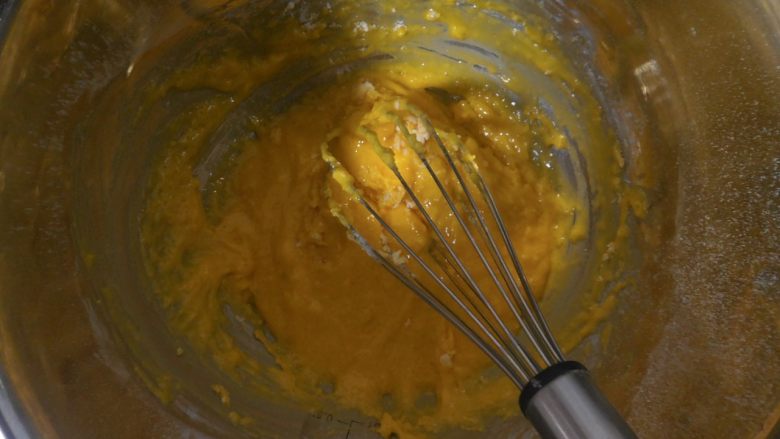 百香果小蛋糕,用蛋抽混合均匀至看不见干粉即可