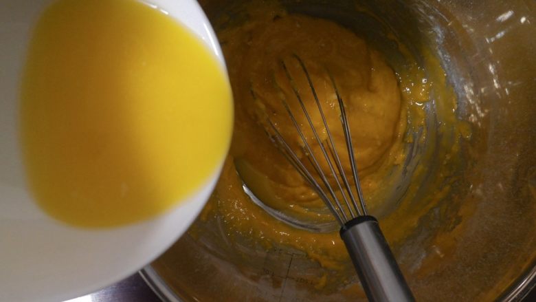 百香果小蛋糕,将<a style='color:red;display:inline-block;' href='/shicai/ 887'>黄油</a>隔热水融化成液体，然后倒入到面糊盆子中。继续用蛋抽混合均匀