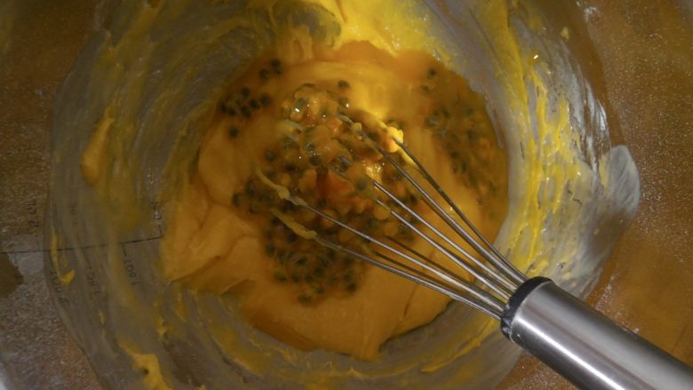 百香果小蛋糕,将<a style='color:red;display:inline-block;' href='/shicai/ 2068'>百香果</a>果肉果汁一起倒入到面糊盆子里，翻拌均匀即可