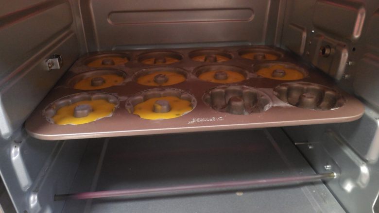 百香果小蛋糕,最后送入到预热好的烤箱中层，上火175度、下火165度，烘烤22分钟。（温度仅供参考，因为每家烤箱温差不一样）