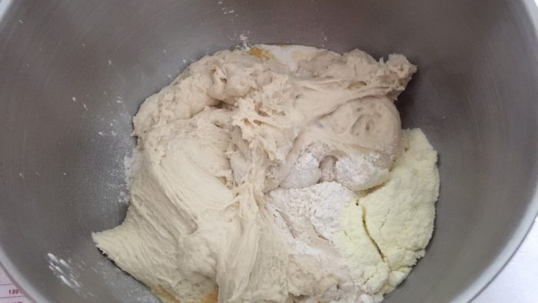 老式面包,将中种与主面团中除黄油以外的原料放在一起,揉至光滑后加入黄油