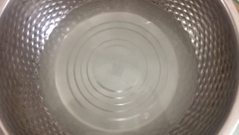德国碱水面包普雷结,烘焙碱用40度左右的水溶解,注意先放入温水再加入烘焙碱融化
