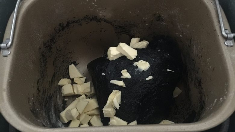蟹柳土豆泥竹炭面包卷,和成面团后放入切小的黄油和成可以拉出薄膜的面团后,进行基础发酵