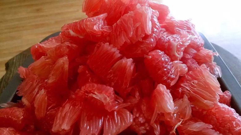 柚子茶/果酱,柚子果酱:柚子去皮剥出果肉(一定要把籽去掉)