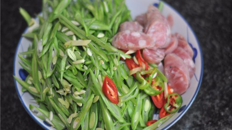 四季豆炒肉肠,<a style='color:red;display:inline-block;' href='/shicai/ 425'>香肠</a>也切片