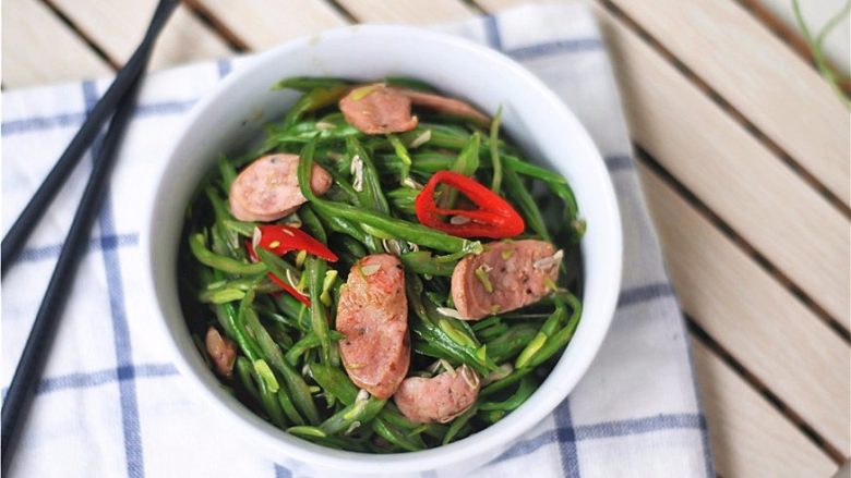 四季豆炒肉肠,装盘即可