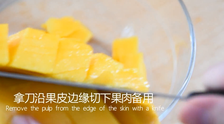 薯片与色拉的完美搭配,吃一片为高考减减压,切好后从芒果皮中心往上顶起成芒果花状,拿刀沿果皮边缘切下果肉备用