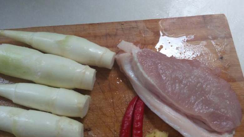 小陀螺的农家味小炒茭白,第一部准备好食材，嘻嘻。