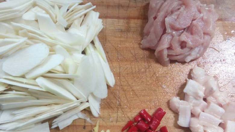 小陀螺的农家味小炒茭白,按照自己的喜好把<a style='color:red;display:inline-block;' href='/shicai/ 65'>茭白</a>切片或切丝，保持每片的厚度差不多。