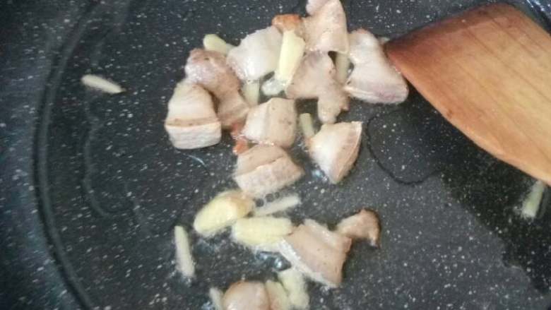 小陀螺的农家味小炒茭白,把肥肉和姜一起炸香