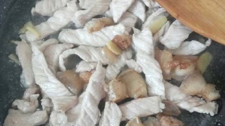 小陀螺的农家味小炒茭白,然后放入瘦肉，这样可以去腥 ，有嚼劲。