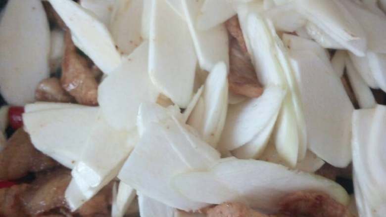 小陀螺的农家味小炒茭白,接着放入切好的茭白 ，翻炒