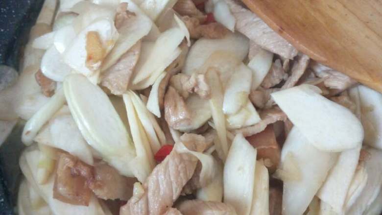 小陀螺的农家味小炒茭白,若发现很干可以放入一点水 ，当茭白快要熟出锅，放入适量的盐。