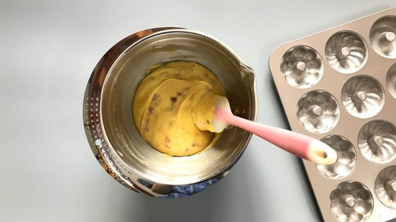玫瑰玛德琳,取出冷藏好的面糊,用蛋抽再次打顺滑,此时面糊已经是比较粘稠状了。
