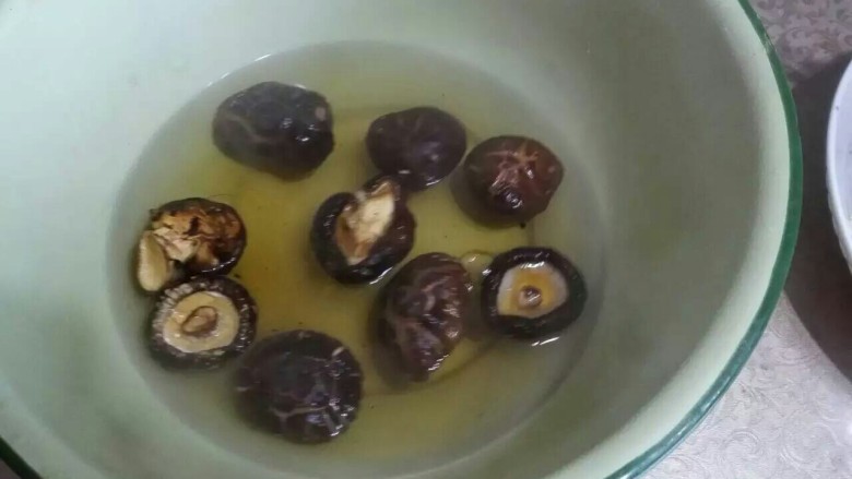 糯米蛋,干香菇洗干净,用开水提前两个小时泡发。