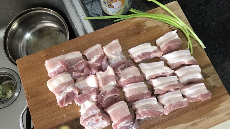 上海啤酒红烧肉,切完肉后,冷水放入锅中,切5片姜,加点啤酒或黄酒,烧开过水,希望肉口感软些的也可以多煮会。水开后撩起直接冷水冲洗肉,这样肉有嚼劲,冲洗完沥干。姜片保留。