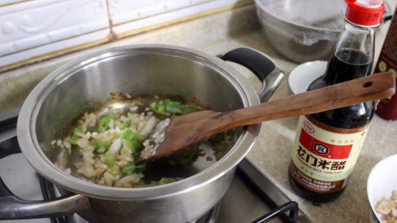 墨西哥辣椒鸡肉酱,洋葱看起来稍微软了点的时候(2-3分钟),加1小勺<a style='color:red;display:inline-block;' href='/shicai/ 793'>米醋</a>让后再炒一分钟
