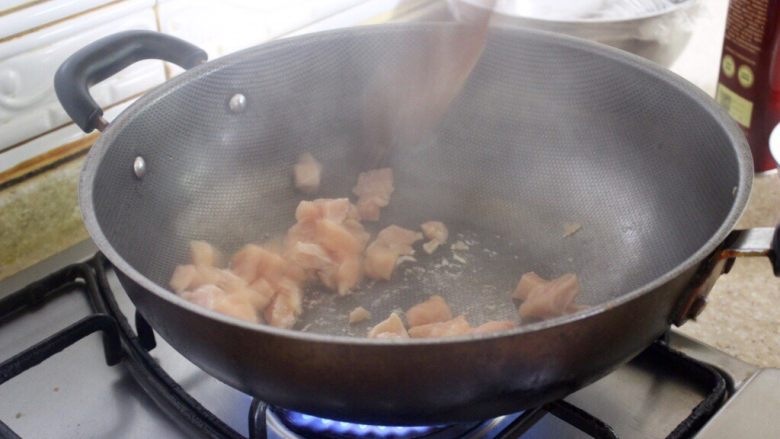 墨西哥辣椒鸡肉酱,把鸡肉给炒一下