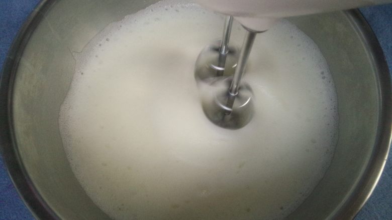 抹茶波点蛋糕卷,蛋糊细腻,加入第二次糖。
