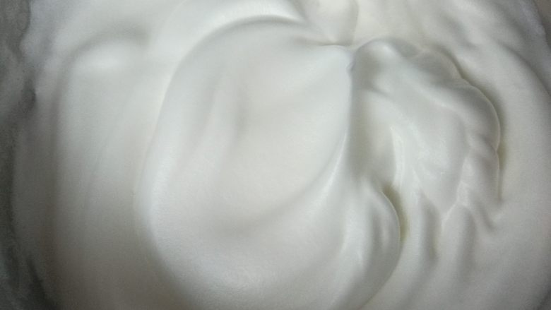 抹茶波点蛋糕卷,蛋糊出现纹路,加入最后一次细砂糖。
