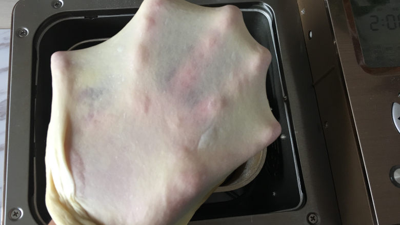 肠仔面包卷,28分钟后揉面结束,检查面团状态。