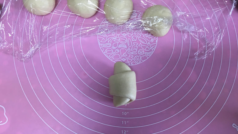 肠仔面包卷,然后从大头向小头卷起,尖头按薄一点,收口放捏紧。