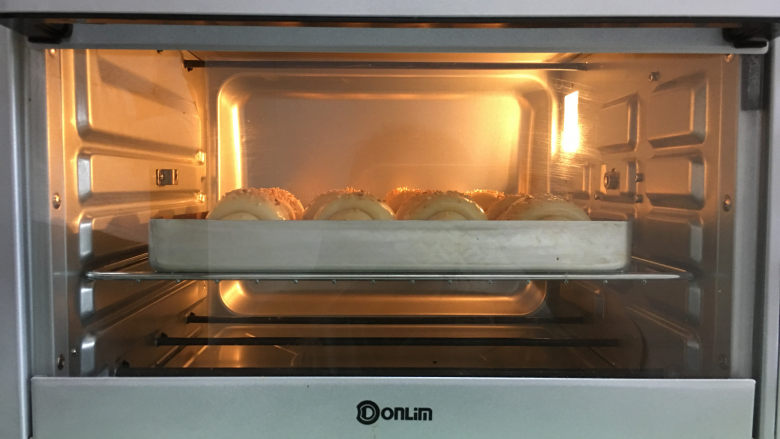 肠仔面包卷,将面包放入提前预热好的烤箱中进行烘烤,温度设定为170度,时间为20分钟。