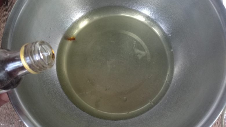 拉花斑马心戚风,蛋白盆内加入几滴香草精(没有可不加)。