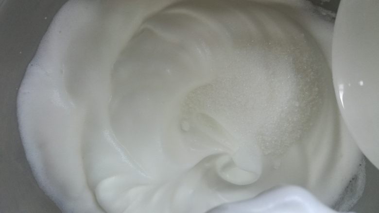 拉花斑马心戚风,出现纹路,加入最后一次细砂糖。