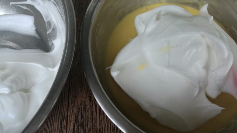 拉花斑马心戚风,取三分之一蛋白加入蛋黄盆内,切拌或翻拌混合均匀,不可划圈搅拌,以免消泡。