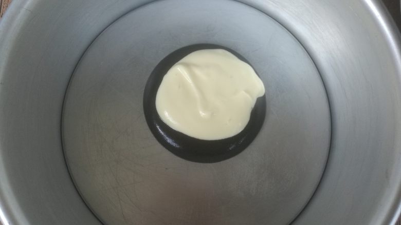 拉花斑马心戚风,取过模具,准备两个小勺子,然后舀一勺竹炭蛋糊,在竹炭糊上面再加入一勺原味蛋糊。