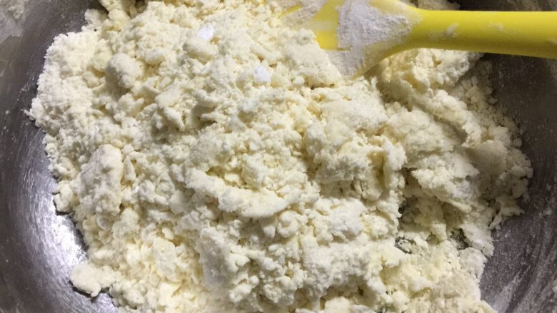 蔓越莓奶油司康,黄油粒放到面粉中,混合成颗粒状