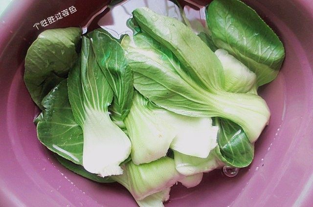 砂锅千张,上海青一个个掰开,放入盐水中浸泡十分钟,这样可以把青菜洗干净,解决农药残留