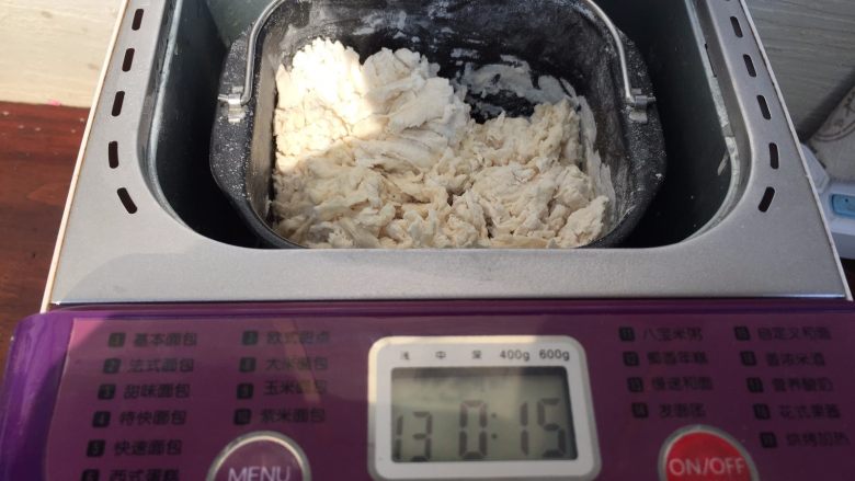 青南瓜肉包,搅拌成絮状,启动面包机;和面程序1个,15分钟;